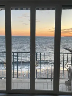 Vue générale sur la mer ou vue sur la mer prise depuis l'appartement