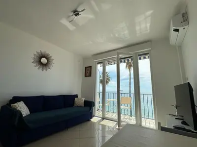 Télévision ou salle de divertissement dans l'établissement Maison Azur Riviera Stay