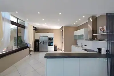 Cuisine ou kitchenette dans l'établissement Villa Emilia, vue mer, Super-Cannes