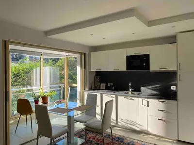 Cuisine ou kitchenette dans l'établissement Lovely Flat with Covered Balcony in Cannes