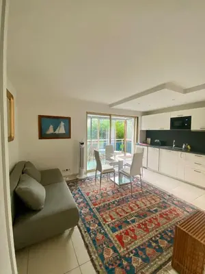 Coin salon dans l'établissement Lovely Flat with Covered Balcony in Cannes