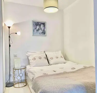 Un ou plusieurs lits dans un hébergement de l'établissement Lovely Flat with Covered Balcony in Cannes