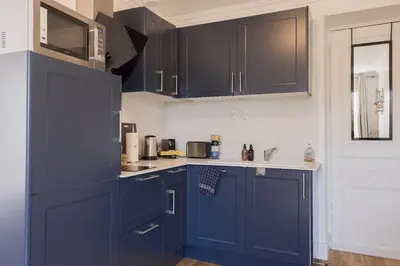 Cuisine ou kitchenette dans l'établissement Studio Jasmin - calme charmant clim Palais & plage