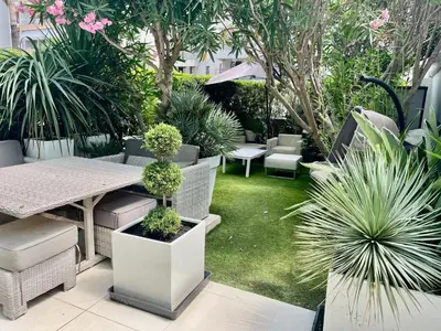 Jardin de l'établissement Jardin sur la Pointe Croisette Luxe en Bord de Mer