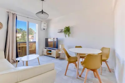 Coin salon dans l'établissement Cosy 1 BR Flat with balcony near La Croisette