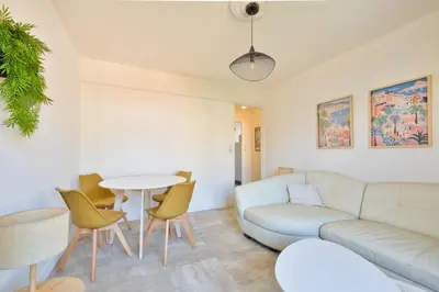 Coin salon dans l'établissement Cosy 1 BR Flat with balcony near La Croisette