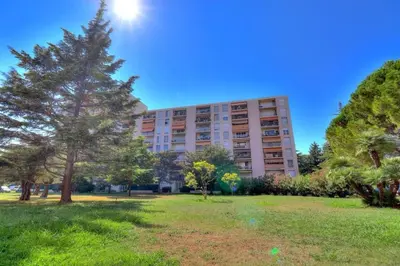 Jardin de l'établissement Charmant Studio rénové à Antibes, plage à 10 min à pied