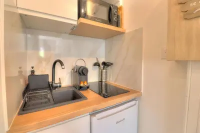 Cuisine ou kitchenette dans l'établissement Charmant Studio rénové à Antibes, plage à 10 min à pied