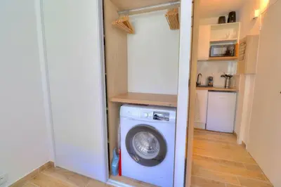 Cuisine ou kitchenette dans l'établissement Charmant Studio rénové à Antibes, plage à 10 min à pied