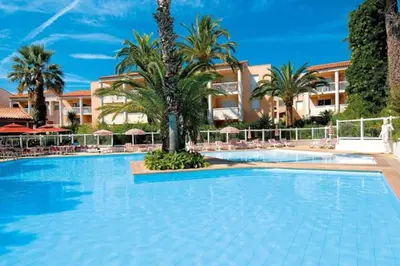 Piscine de l'établissement Agreable et Calme 3 pieces Terrasse, Piscine, Tennis, Plage ou située à proximité