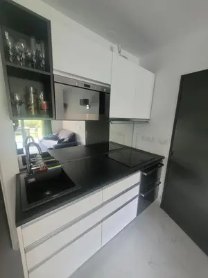Cuisine ou kitchenette dans l'établissement Agreable et Calme 3 pieces Terrasse, Piscine, Tennis, Plage