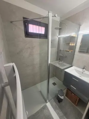 Salle de bains dans l'établissement Agreable et Calme 3 pieces Terrasse, Piscine, Tennis, Plage