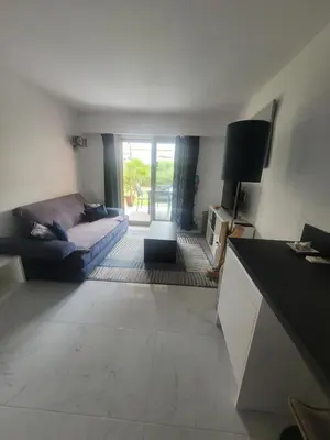 Télévision ou salle de divertissement dans l'établissement Agreable et Calme 3 pieces Terrasse, Piscine, Tennis, Plage