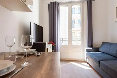Télévision ou salle de divertissement dans l'établissement Cannes 1-Br Apartment in the Carré d’Or