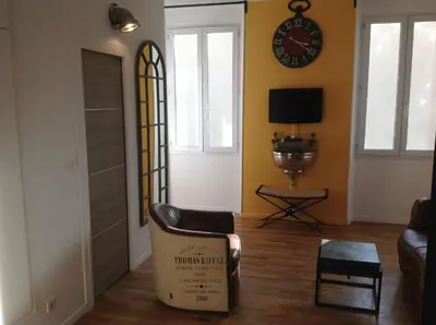 Télévision ou salle de divertissement dans l'établissement Appartement Cannes rue Marceau
