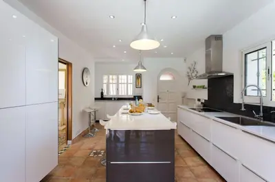 Cuisine ou kitchenette dans l'établissement Spacious Villa Vallauris Cannes with AC throughout and large private pool