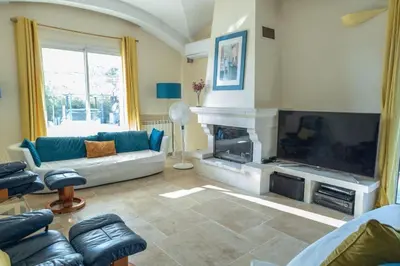 Télévision ou salle de divertissement dans l'établissement Spacious Villa Vallauris Cannes with AC throughout and large private pool