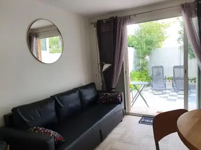 Coin salon dans l'établissement studio Pointe Croisette avec terrasse