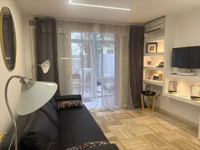 Télévision ou salle de divertissement dans l'établissement studio Pointe Croisette avec terrasse