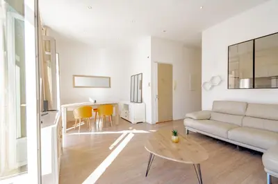 Coin salon dans l'établissement Bel appartement avec balcon centre ville