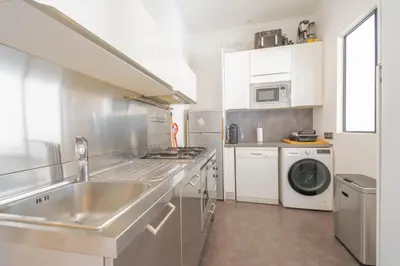 Cuisine ou kitchenette dans l'établissement Bel appartement avec balcon centre ville