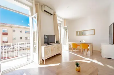 Télévision ou salle de divertissement dans l'établissement Bel appartement avec balcon centre ville