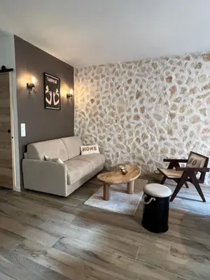 Coin salon dans l'établissement Au coeur du vieil Antibes