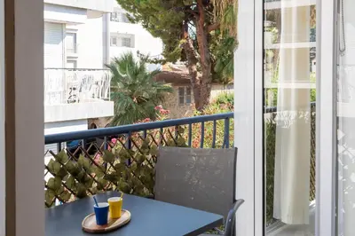 Balcon ou terrasse dans l'établissement Bright 1-Br Apartment Walk to the Beach