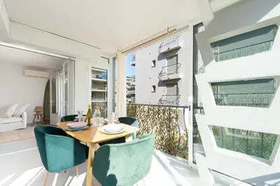 Balcon ou terrasse dans l'établissement Bright 1-Br Apartment Walk to the Beach
