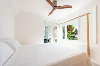 Un ou plusieurs lits dans un hébergement de l'établissement Bright 1-Br Apartment Walk to the Beach