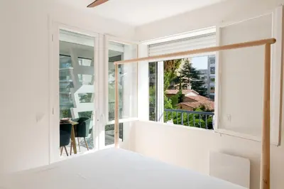 Un ou plusieurs lits dans un hébergement de l'établissement Bright 1-Br Apartment Walk to the Beach