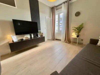Télévision ou salle de divertissement dans l'établissement Cosy Home Cannes - Croisette