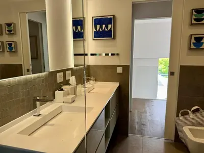 Salle de bains dans l'établissement Villa contemporaine classée 5 étoiles avec piscine Antibes