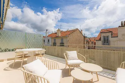 Balcon ou terrasse dans l'établissement Sublime 3 pièces entièrement rénové dans le centre de Cannes
