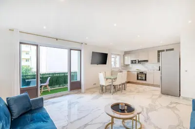 Cuisine ou kitchenette dans l'établissement WILSON Juan les pins 6 couchages 100m des plages