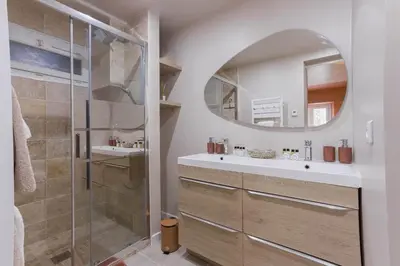 Salle de bains dans l'établissement Hakuna Matata Cannes - clim, plages, Palais