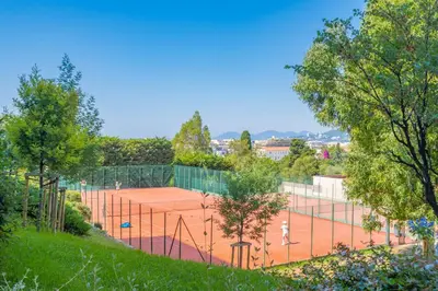 Tennis ou squash au sein de l'appartement ou à proximité