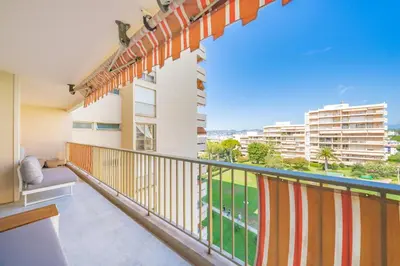 Balcon ou terrasse dans l'établissement Hello Côte d'Azur - Spacieux 3 pièces avec piscine et tennis