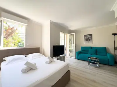 Un ou plusieurs lits dans un hébergement de l'établissement Charmant Studio avec terrasse et vue arborée