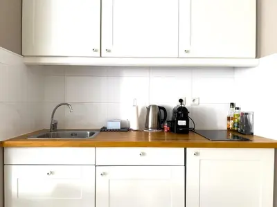 Cuisine ou kitchenette dans l'établissement Charmant Studio avec terrasse et vue arborée