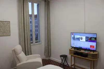 Télévision ou salle de divertissement dans l'établissement Cocon Spacieux équipé Quartier Prado