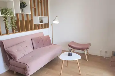 Coin salon dans l'établissement Studio calme avec vue sur un grand Pin parasol