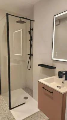 Salle de bains dans l'établissement Studio calme avec vue sur un grand Pin parasol