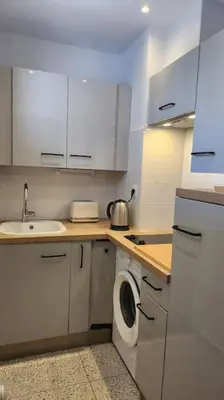Cuisine ou kitchenette dans l'établissement Studio calme avec vue sur un grand Pin parasol