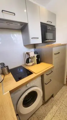 Cuisine ou kitchenette dans l'établissement Studio calme avec vue sur un grand Pin parasol
