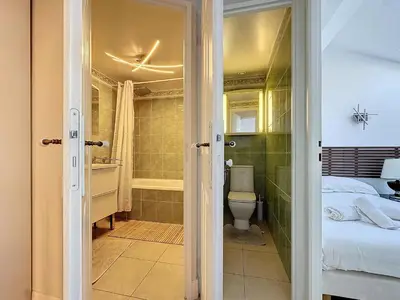 Salle de bains dans l'établissement INTUITION - Cannes centre - 6-8 Couchages