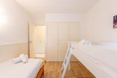 Un ou plusieurs lits dans un hébergement de l'établissement LB Vacation Rentals I Spacious 2BR Apartment with Terrace, Balcony