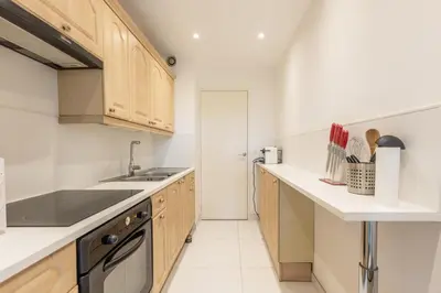 Cuisine ou kitchenette dans l'établissement LB Vacation Rentals I Spacious 2BR Apartment with Terrace, Balcony