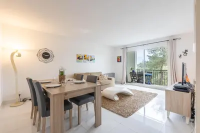 Coin salon dans l'établissement LB Vacation Rentals I Spacious 2BR Apartment with Terrace, Balcony