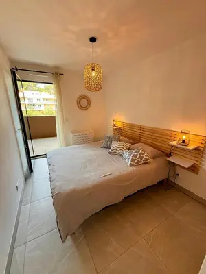 Un ou plusieurs lits dans un hébergement de l'établissement charmant 3 pièces neuf SUR JARDIN piscine débordement en Rooftop VUE MER ET MONTAGNES parking gratuit climatisation 2 CHAMBRES